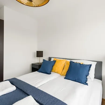 Dabrowskiego By Renters Apartment *